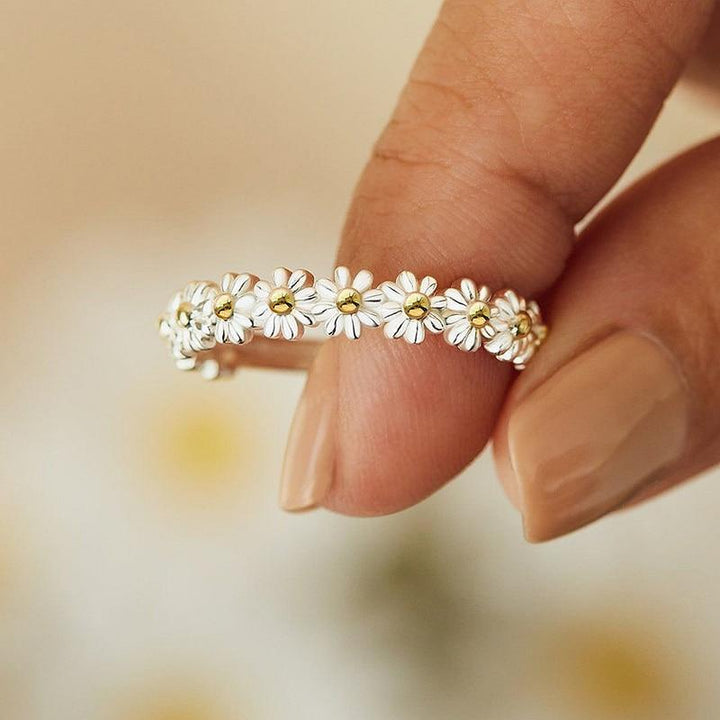 Gabrielle | DAISY-EMBELLISHED ADJUSTABLE SILVER RING